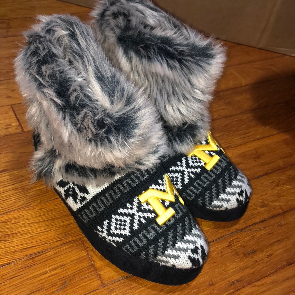 UofM ankle sweater slippers